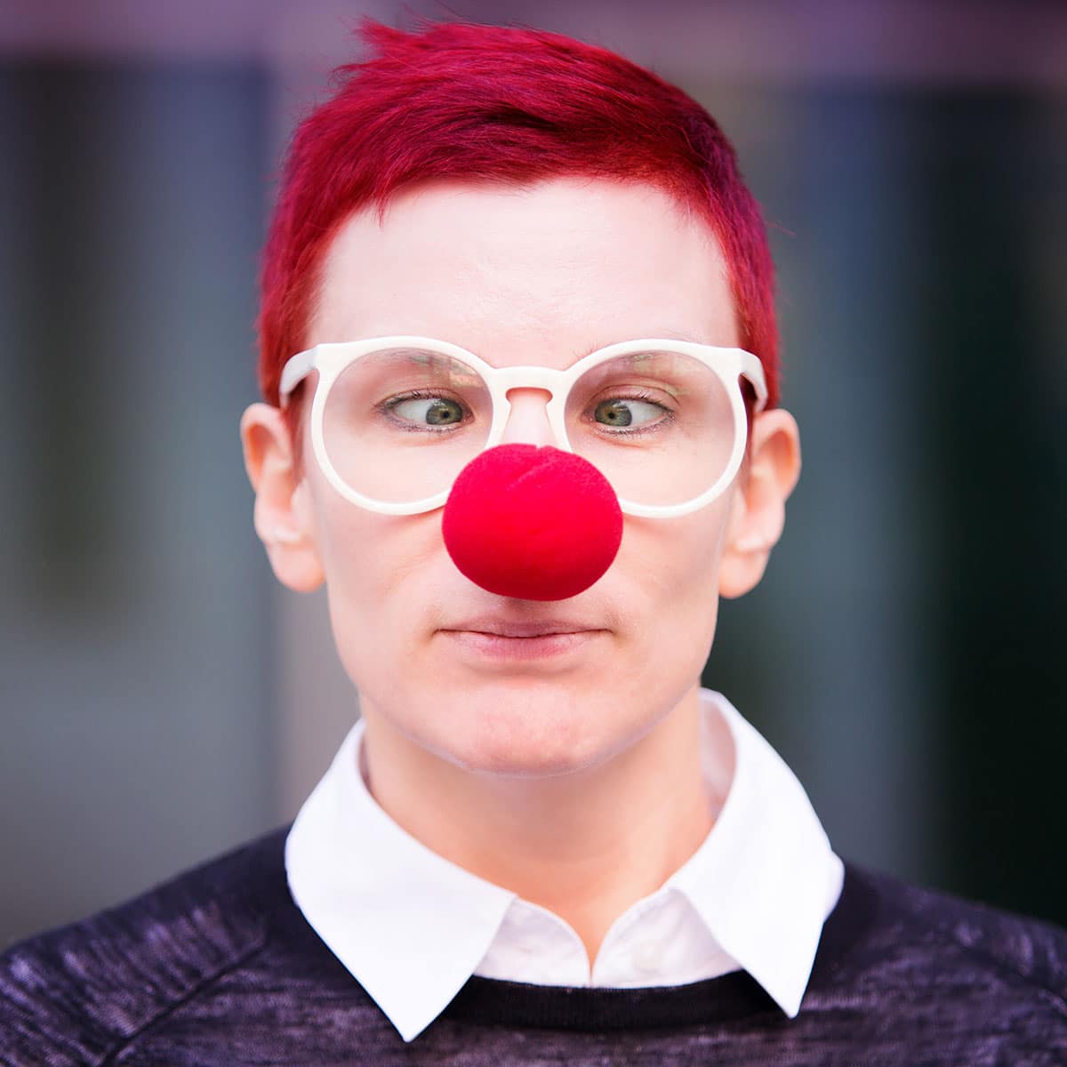 Красный нос у мужчины. Красный нос клоуна. Человек с клоунским носом. Мужик с красным носом.